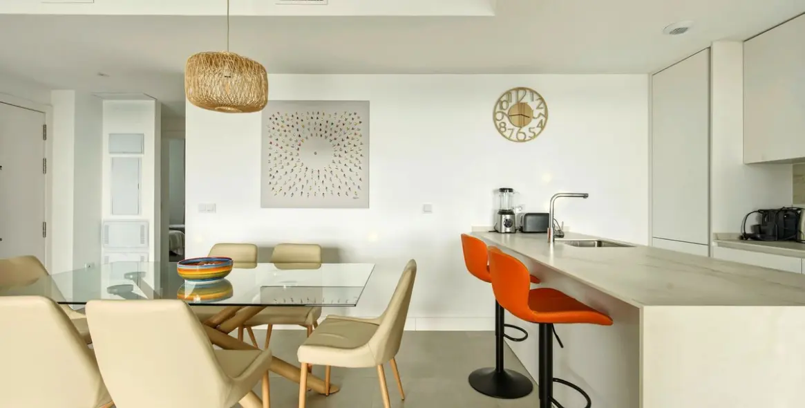 Sale of middle floor apartment in Higueron 19