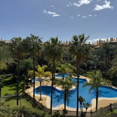 Продажа апартаментов на среднем этаже в San Pedro de Alcántara