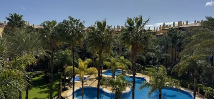 Продажа апартаментов на среднем этаже в San Pedro de Alcántara 0