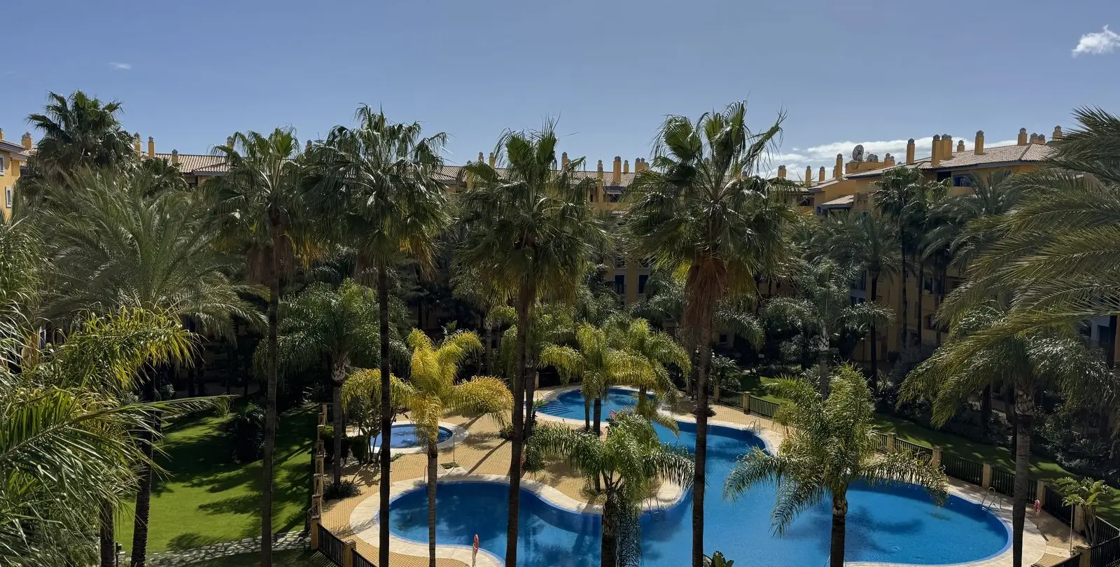 Sale of middle floor apartment in San Pedro de Alcántara 1