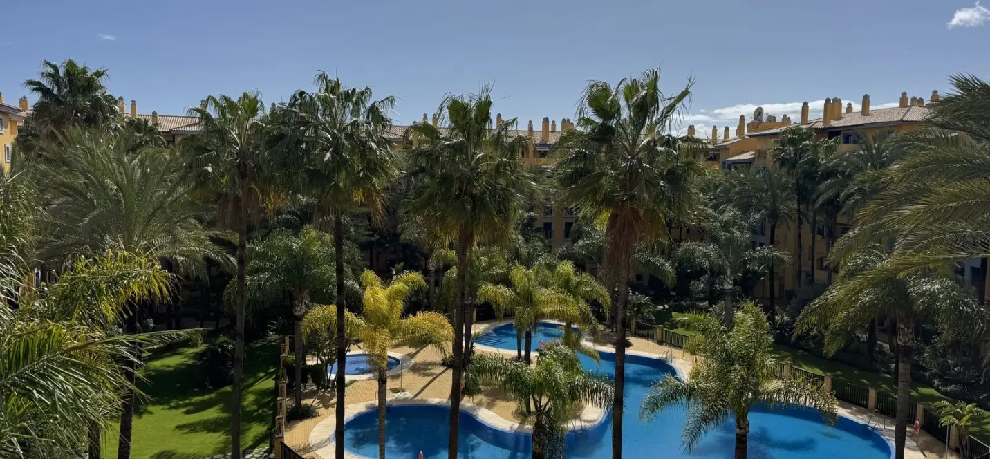 Продажа апартаментов на среднем этаже в San Pedro de Alcántara 0
