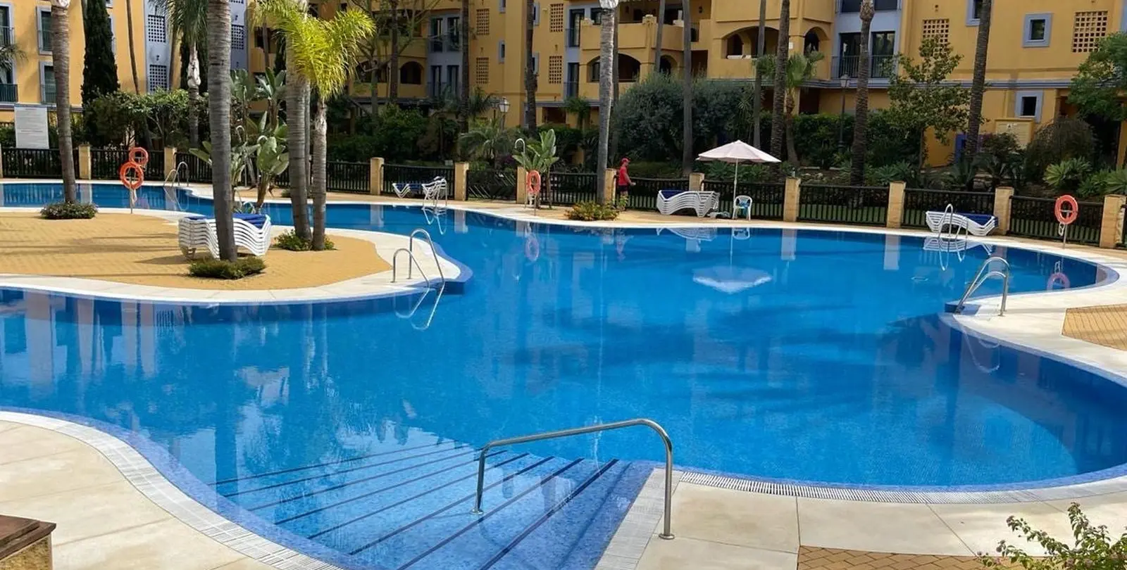 Sale of middle floor apartment in San Pedro de Alcántara 2