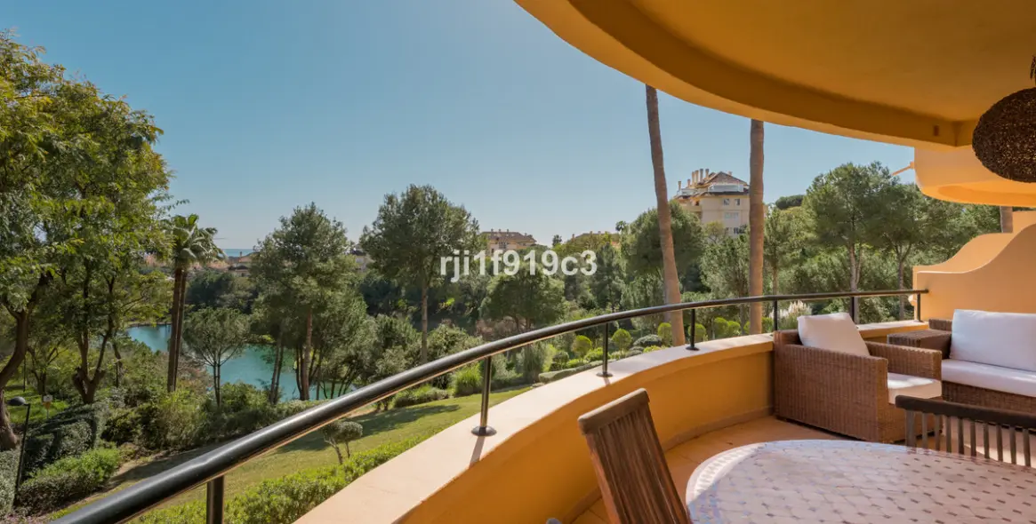 Sale of middle floor apartment in Elviria 1