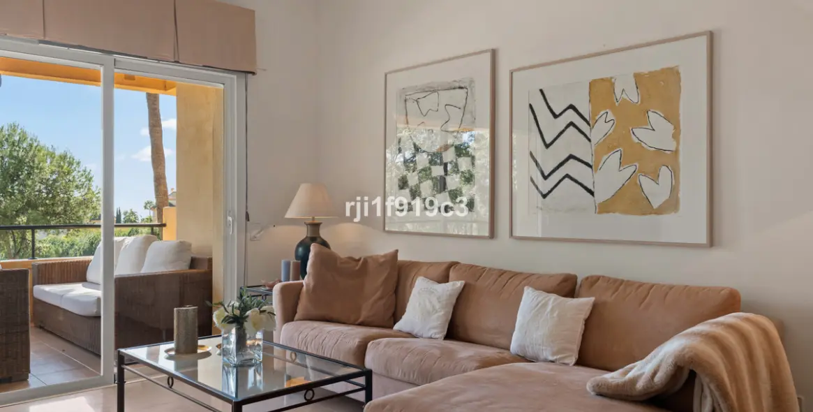 Sale of middle floor apartment in Elviria 3