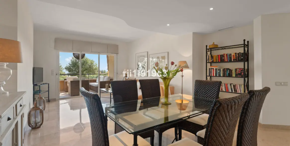 Sale of middle floor apartment in Elviria 4