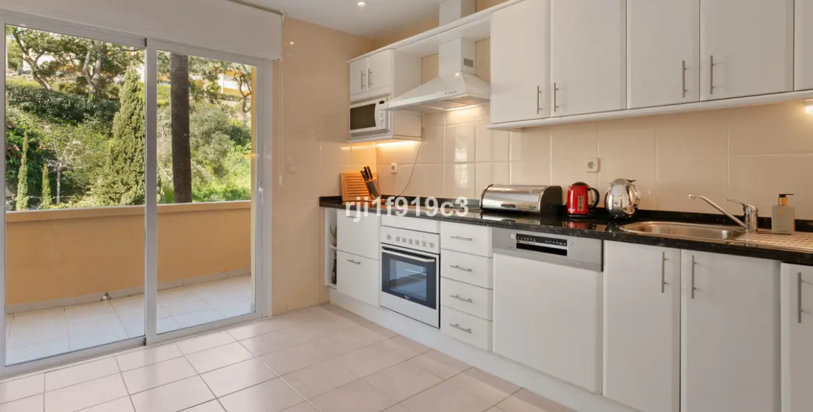 Sale of middle floor apartment in Elviria 5