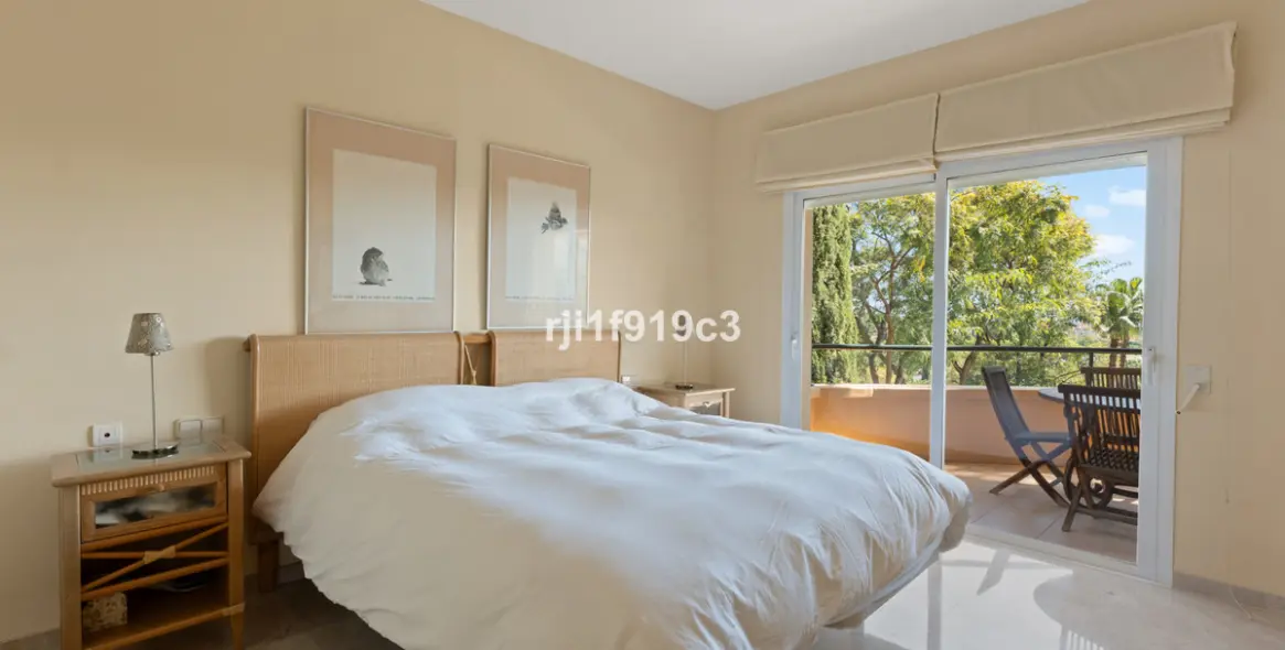 Sale of middle floor apartment in Elviria 6