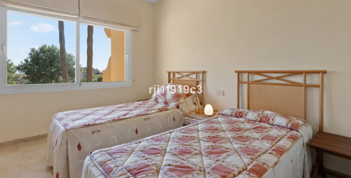 Sale of middle floor apartment in Elviria 7