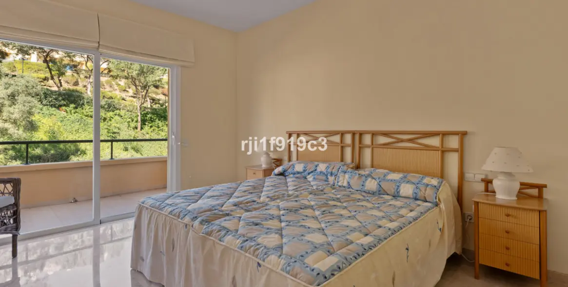 Sale of middle floor apartment in Elviria 8