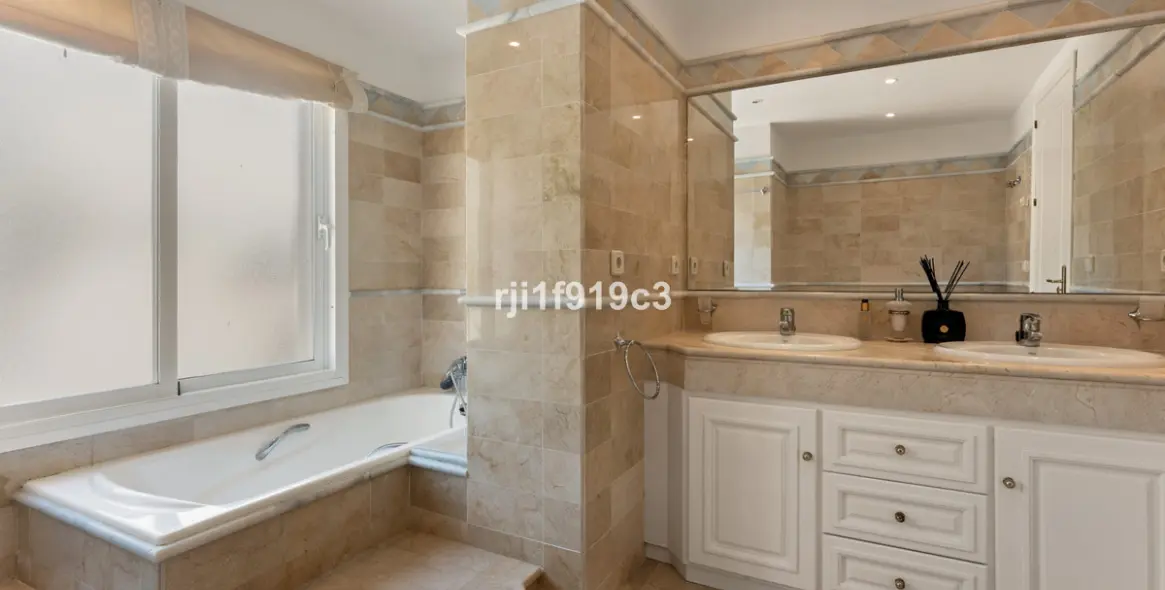 Sale of middle floor apartment in Elviria 9