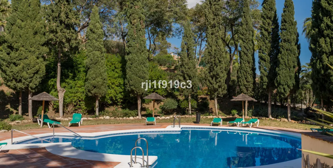 Sale of middle floor apartment in Elviria 10