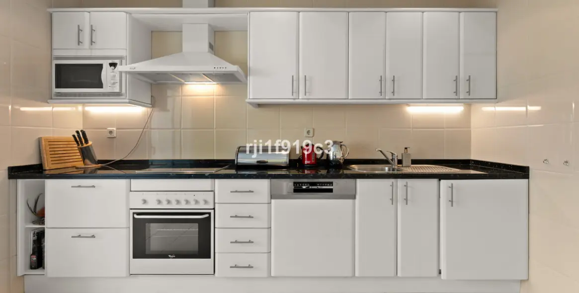 Sale of middle floor apartment in Elviria 11