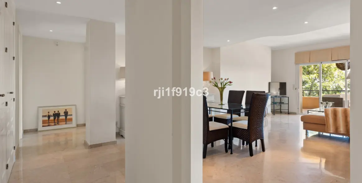 Sale of middle floor apartment in Elviria 13