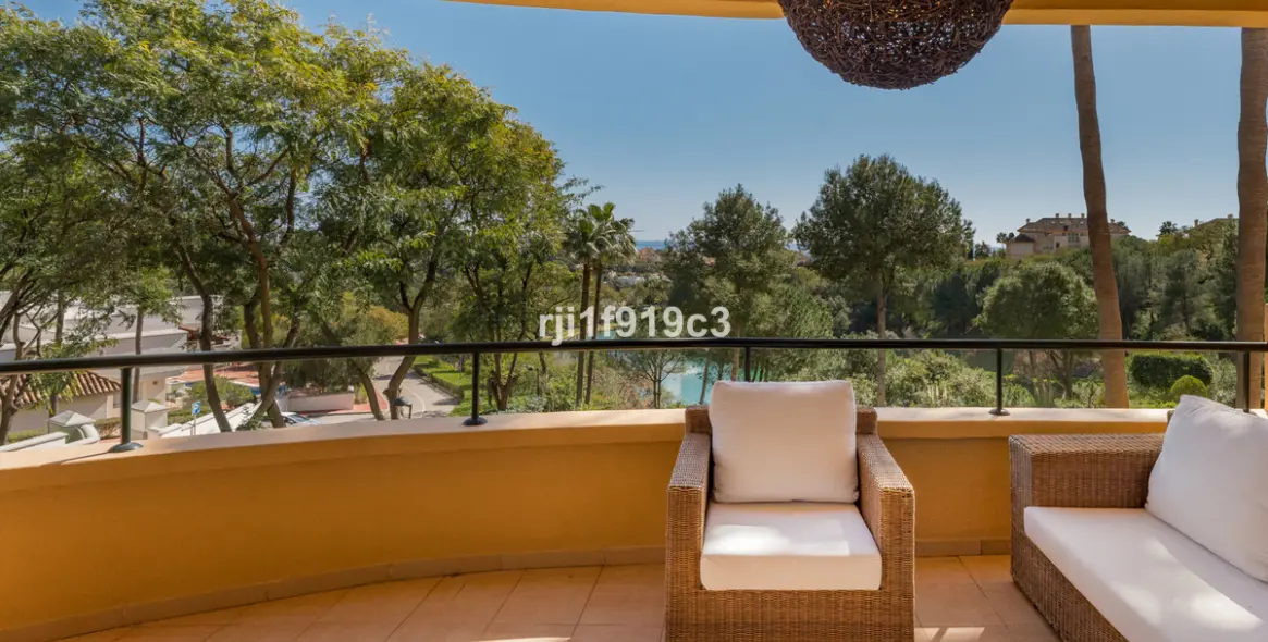 Sale of middle floor apartment in Elviria 17