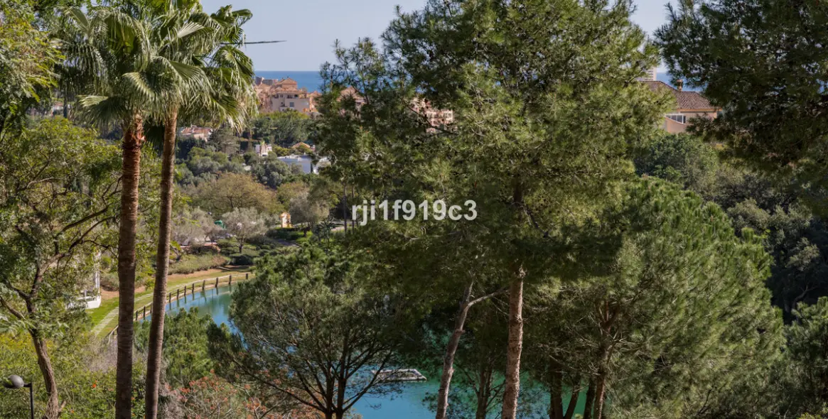 Sale of middle floor apartment in Elviria 18