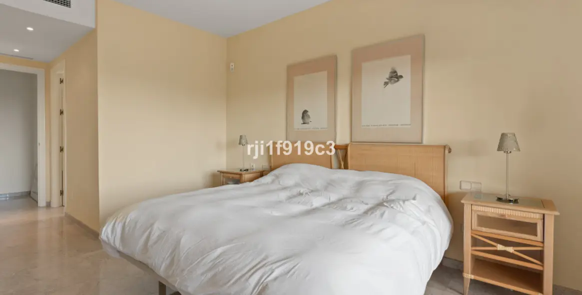 Sale of middle floor apartment in Elviria 19