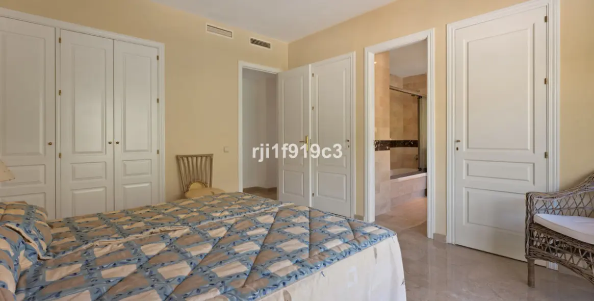 Sale of middle floor apartment in Elviria 20