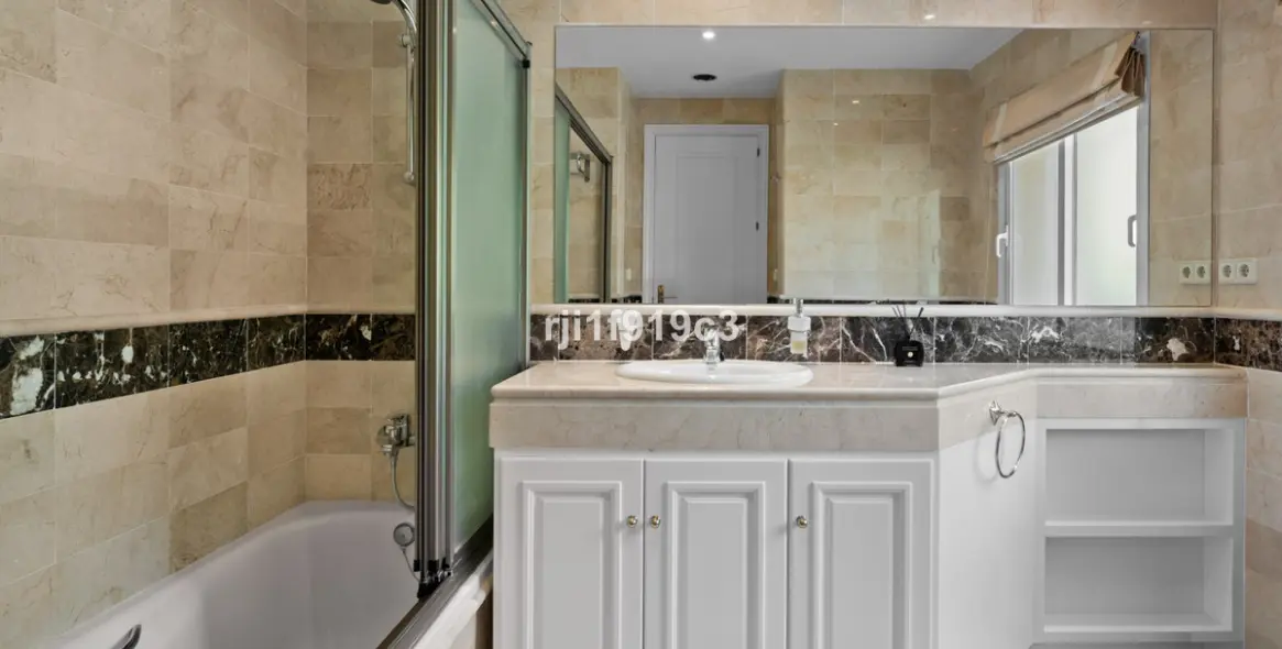 Sale of middle floor apartment in Elviria 21