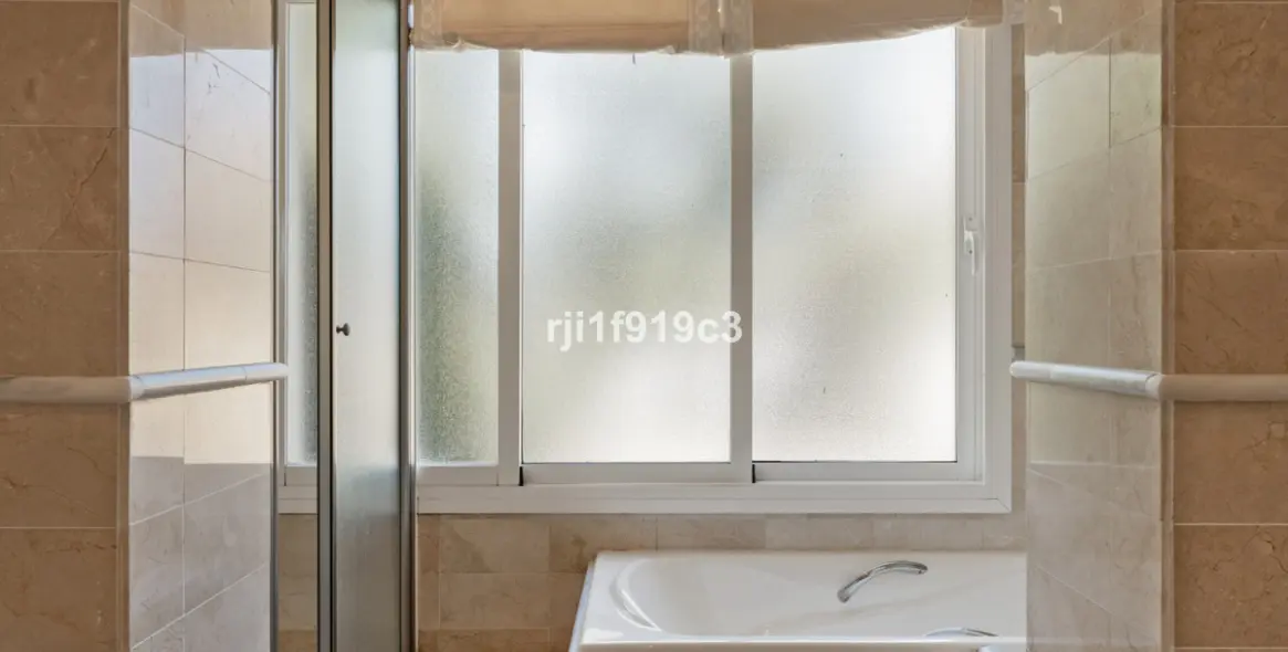 Sale of middle floor apartment in Elviria 22