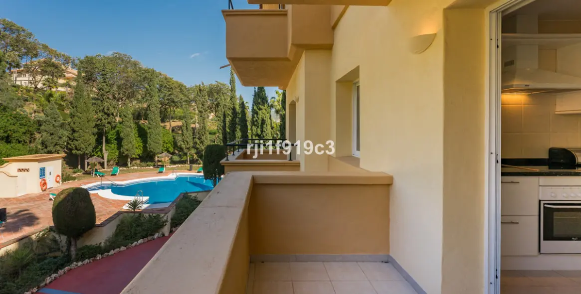 Sale of middle floor apartment in Elviria 23