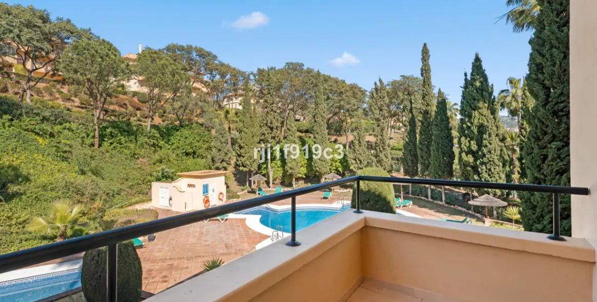 Sale of middle floor apartment in Elviria 24
