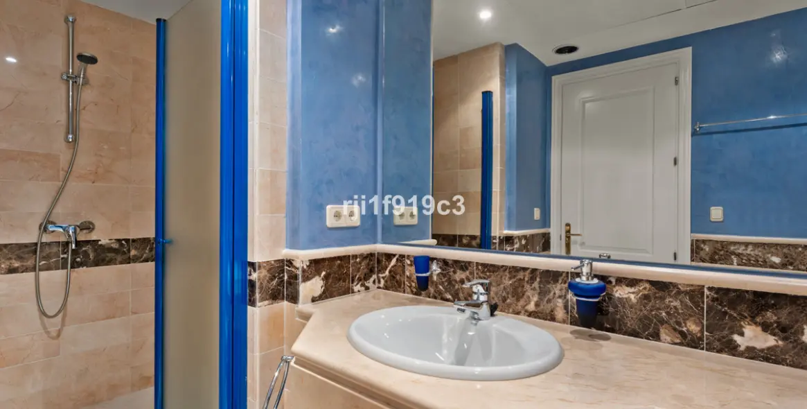 Sale of middle floor apartment in Elviria 26