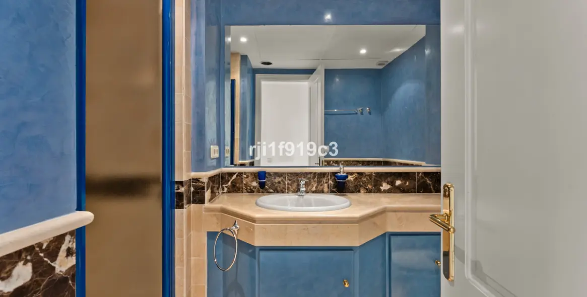 Sale of middle floor apartment in Elviria 27