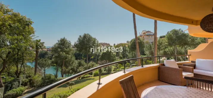 Sale of middle floor apartment in Elviria 0