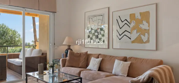Sale of middle floor apartment in Elviria 2