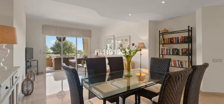 Sale of middle floor apartment in Elviria 3
