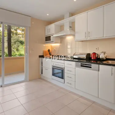 Sale of middle floor apartment in Elviria