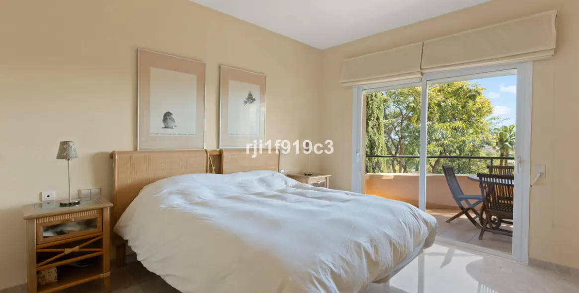 Sale of middle floor apartment in Elviria 6