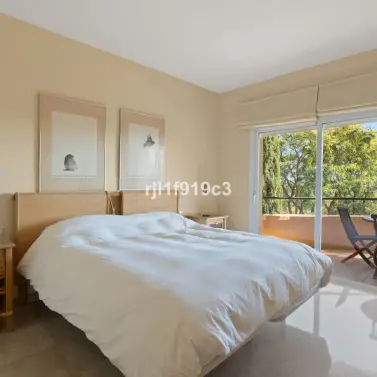 Sale of middle floor apartment in Elviria