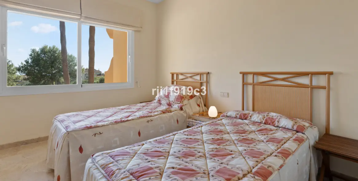 Sale of middle floor apartment in Elviria 7