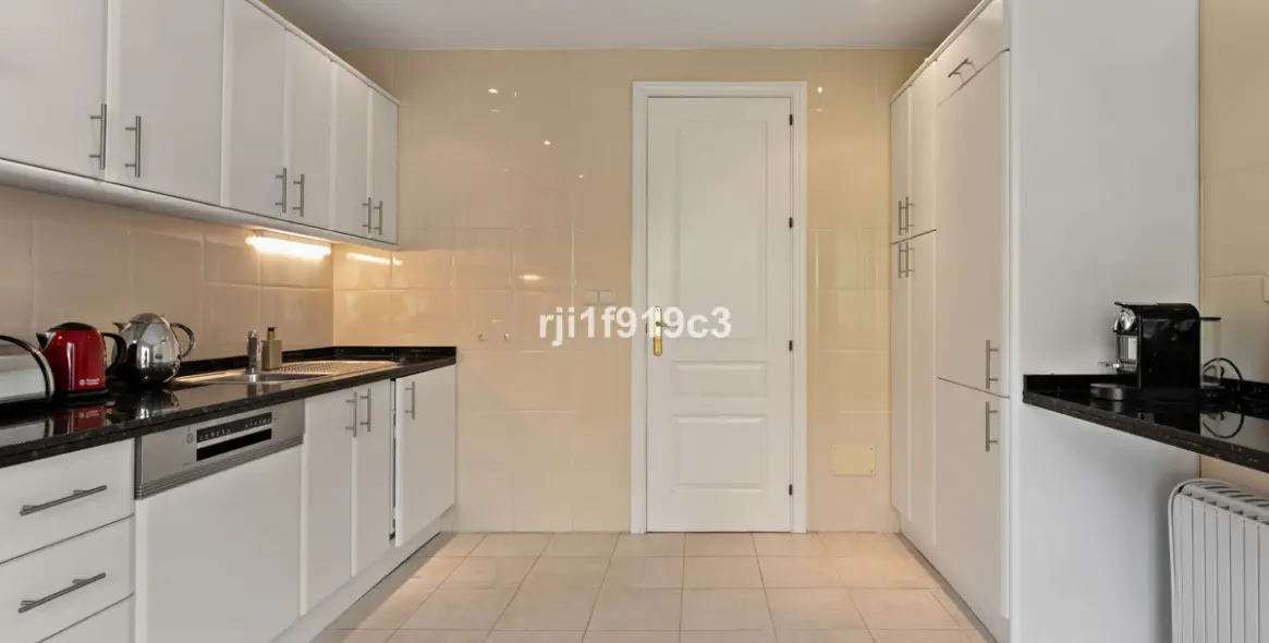 Sale of middle floor apartment in Elviria 12