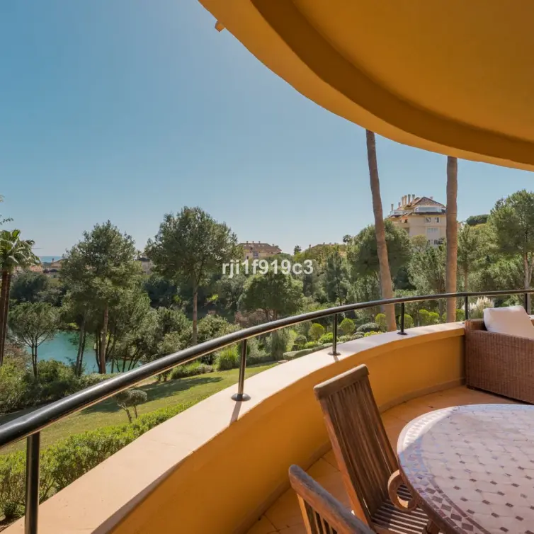 Sale of middle floor apartment in Elviria