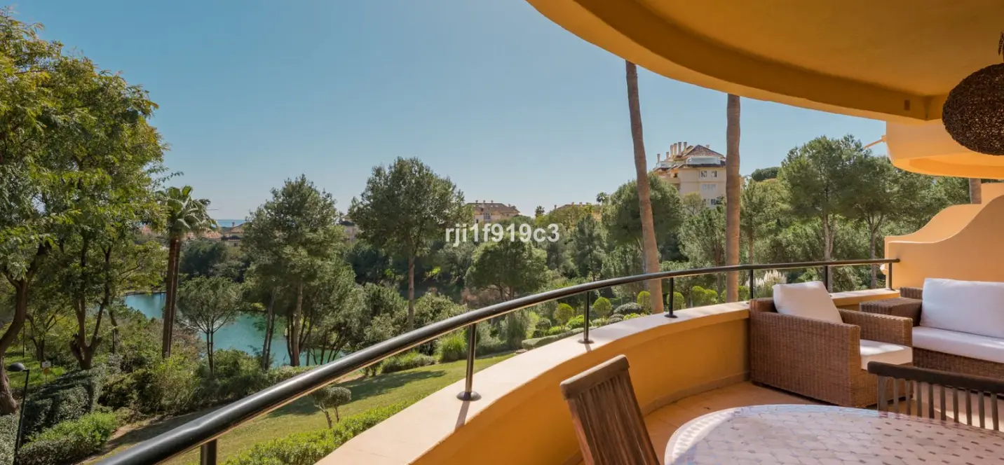 Sale of middle floor apartment in Elviria 0