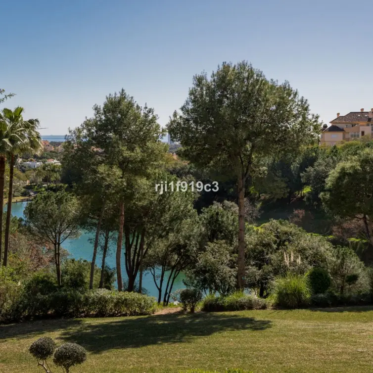 Sale of middle floor apartment in Elviria