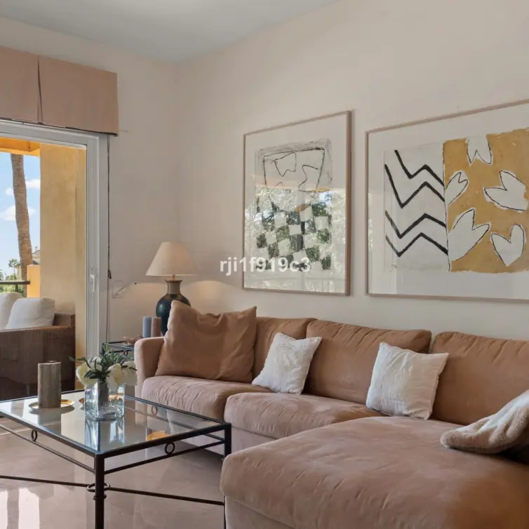 Sale of middle floor apartment in Elviria