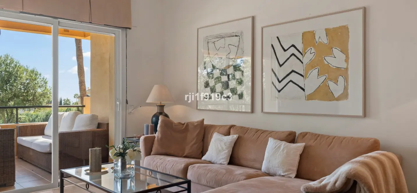 Sale of middle floor apartment in Elviria 2