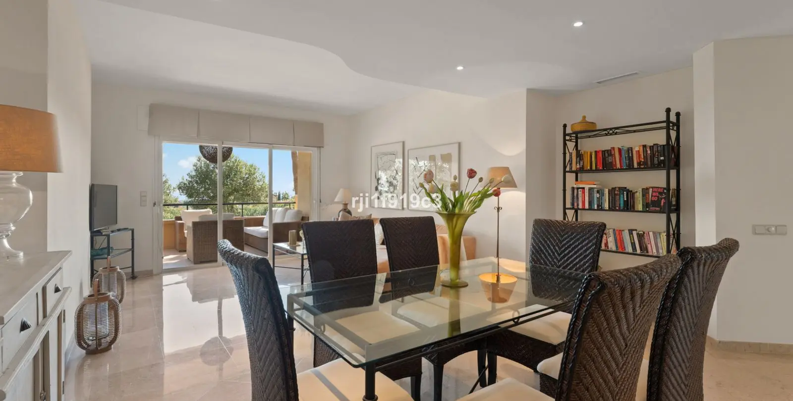 Sale of middle floor apartment in Elviria 4