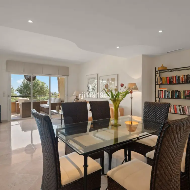 Sale of middle floor apartment in Elviria