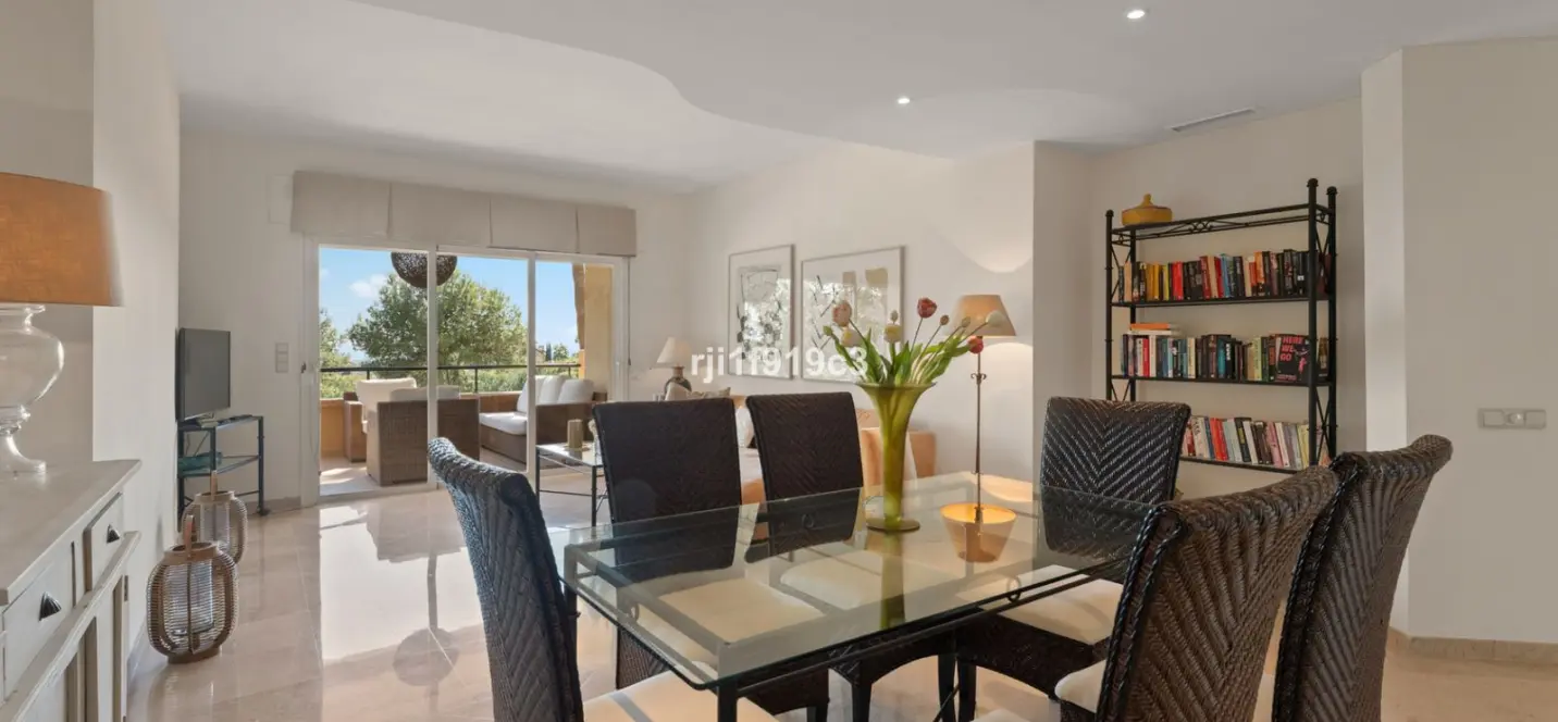 Sale of middle floor apartment in Elviria 3