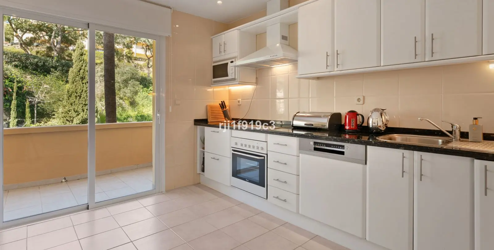 Sale of middle floor apartment in Elviria 5