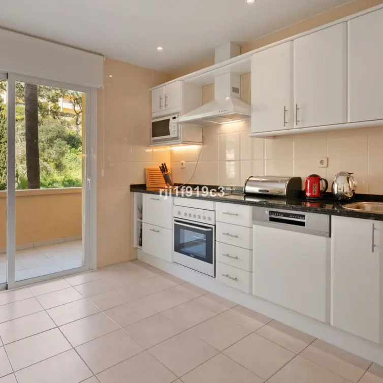 Sale of middle floor apartment in Elviria