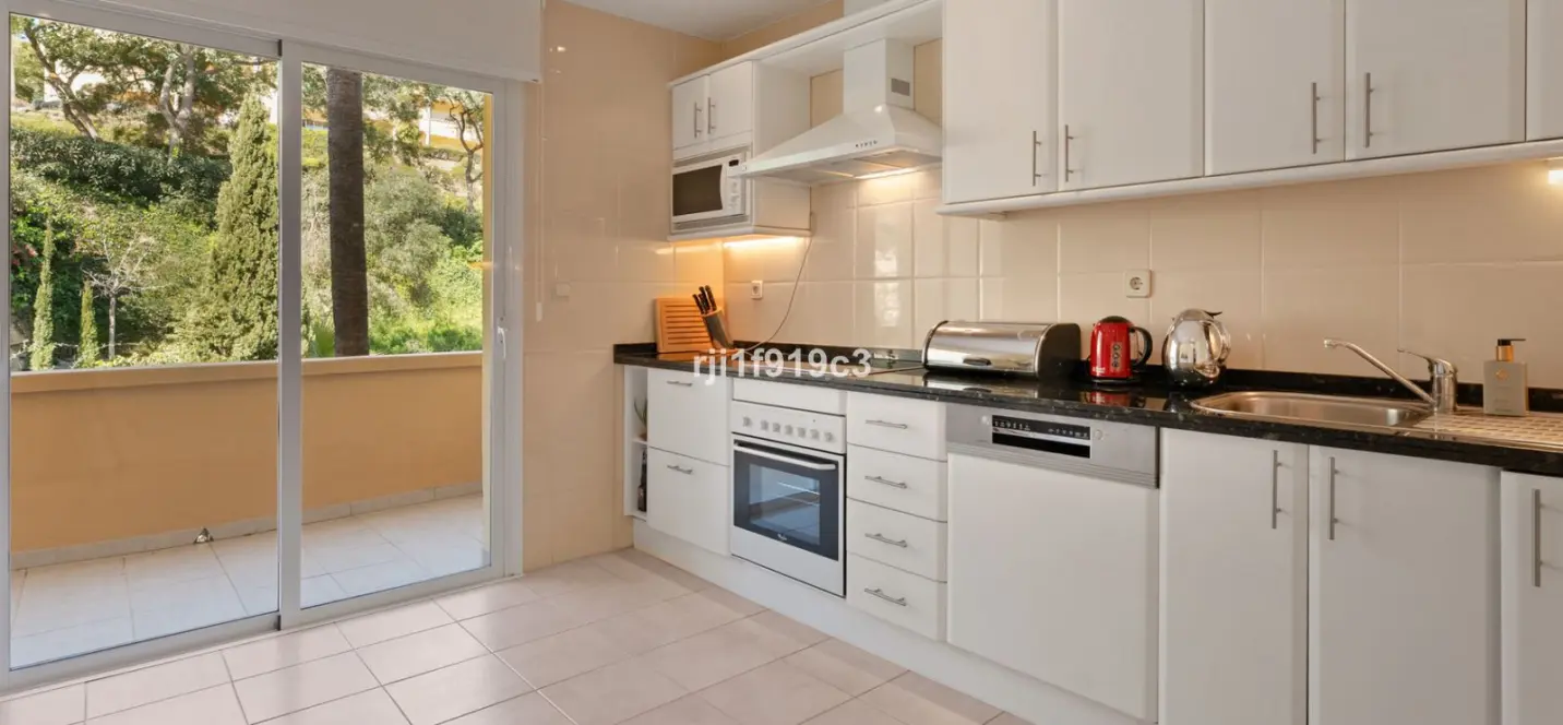 Sale of middle floor apartment in Elviria 4