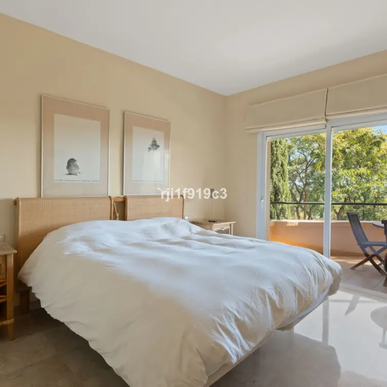 Sale of middle floor apartment in Elviria