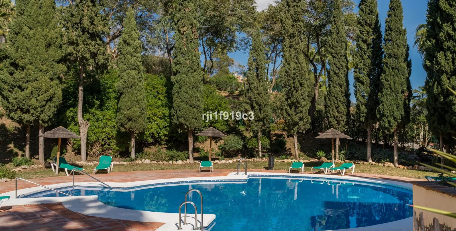 Sale of middle floor apartment in Elviria 10