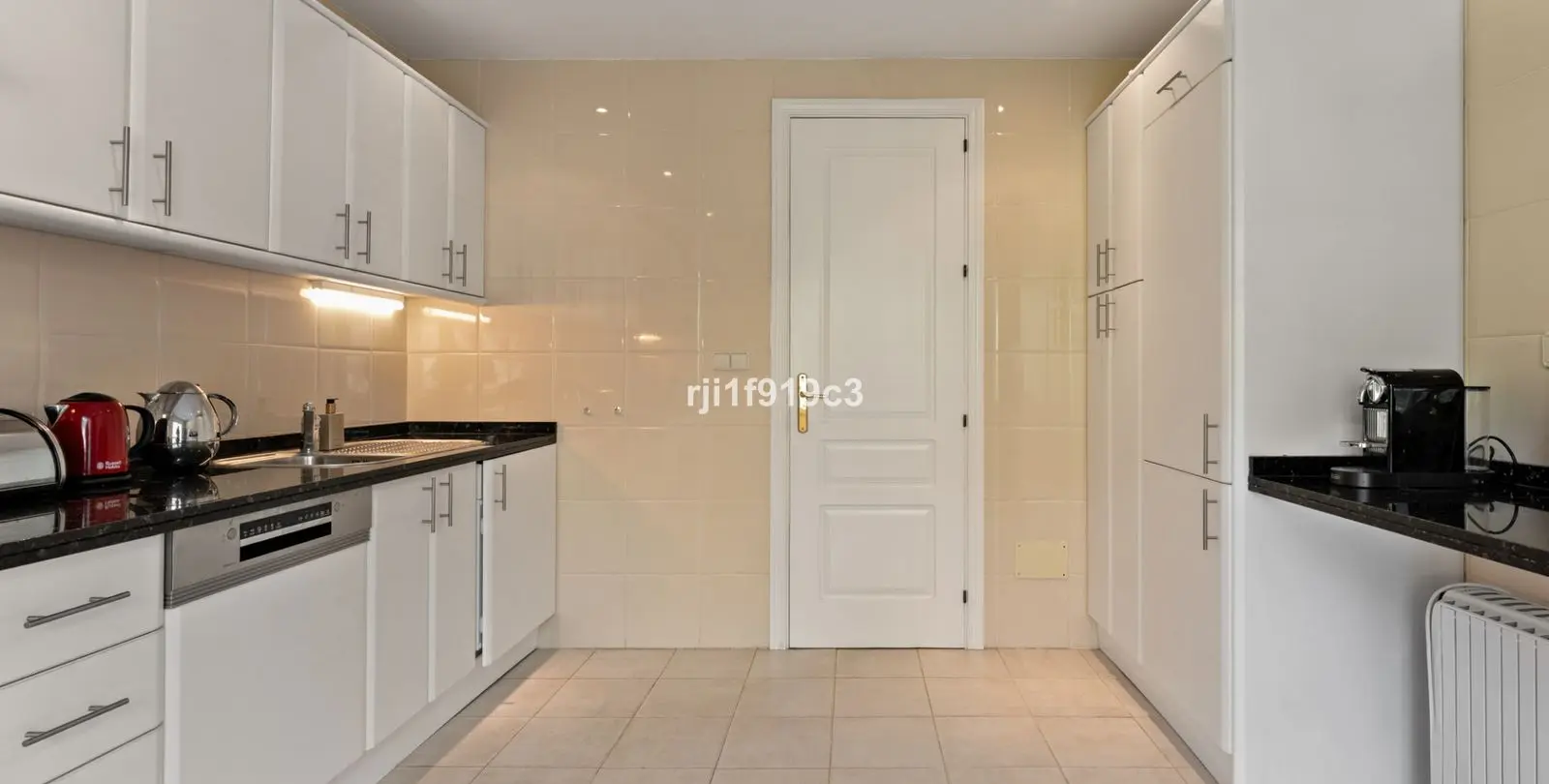 Sale of middle floor apartment in Elviria 12