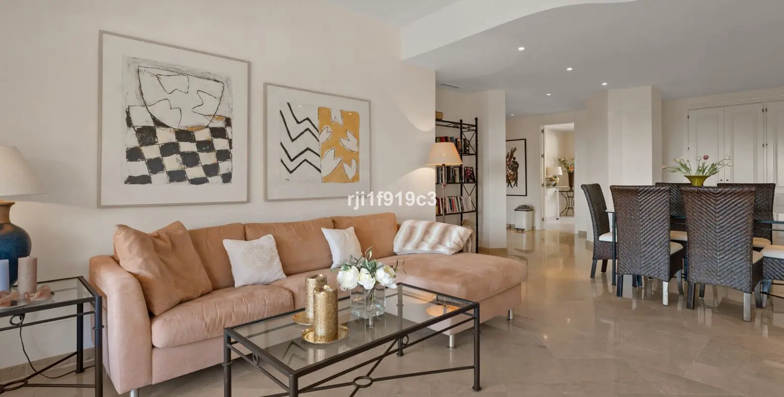 Sale of middle floor apartment in Elviria 15